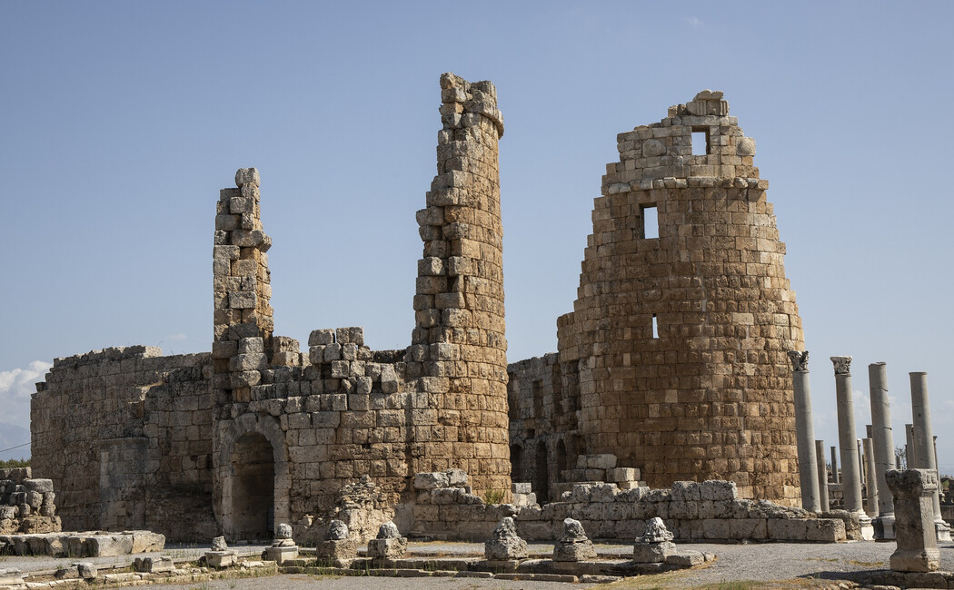 Istorie şi ospitalitate între munte şi mare