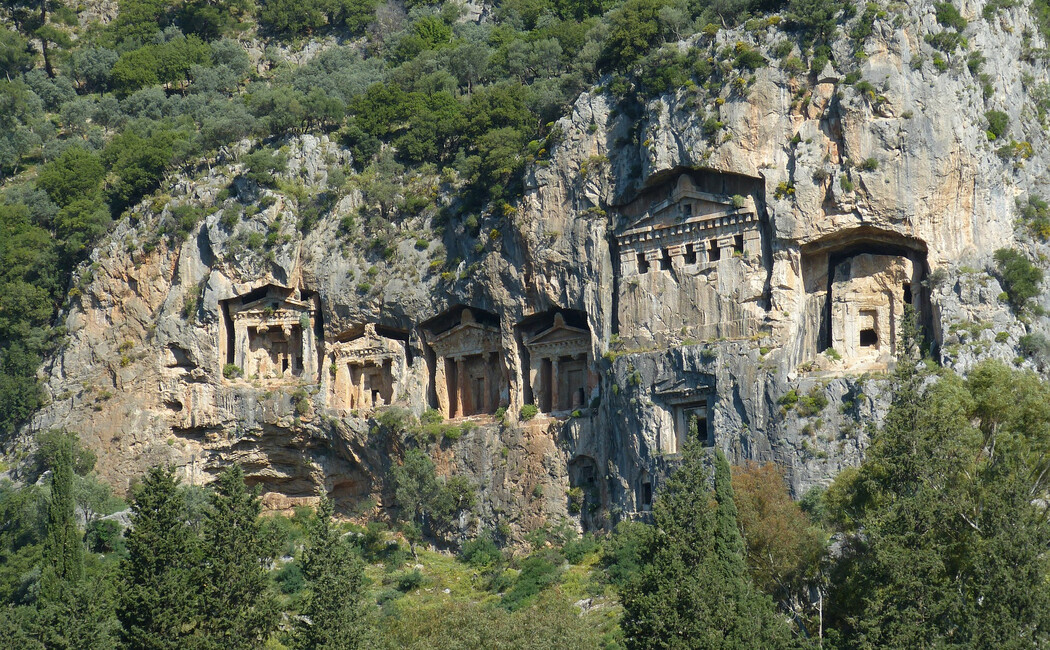 Istorie şi ospitalitate între munte şi mare