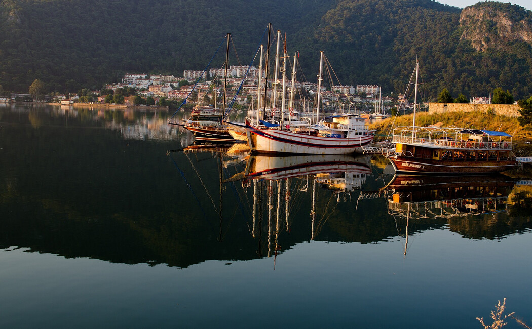 Istorie şi ospitalitate între munte şi mare